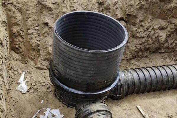 適應(yīng)各種排水狀況，塑料檢查井同時配套多種接頭